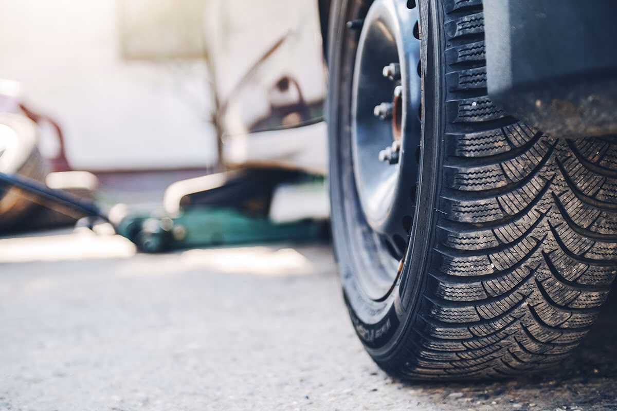 Gdzie znajduje się bieżnik opony kierunkowej?